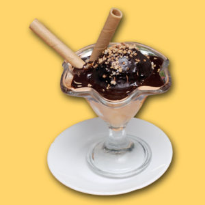 Helado de turrón con chocolate caliente