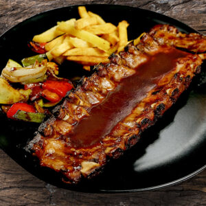 Costillar de cerdo asado con salsa BBQ o salsa al P.X.